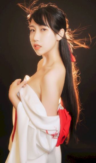 年轻的邻居的阿